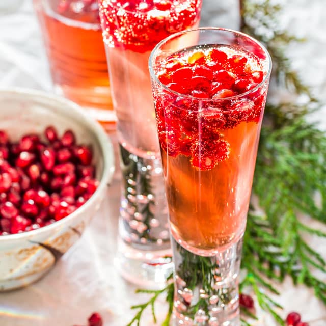 elderflower spritzer cocktails in 2 glasses